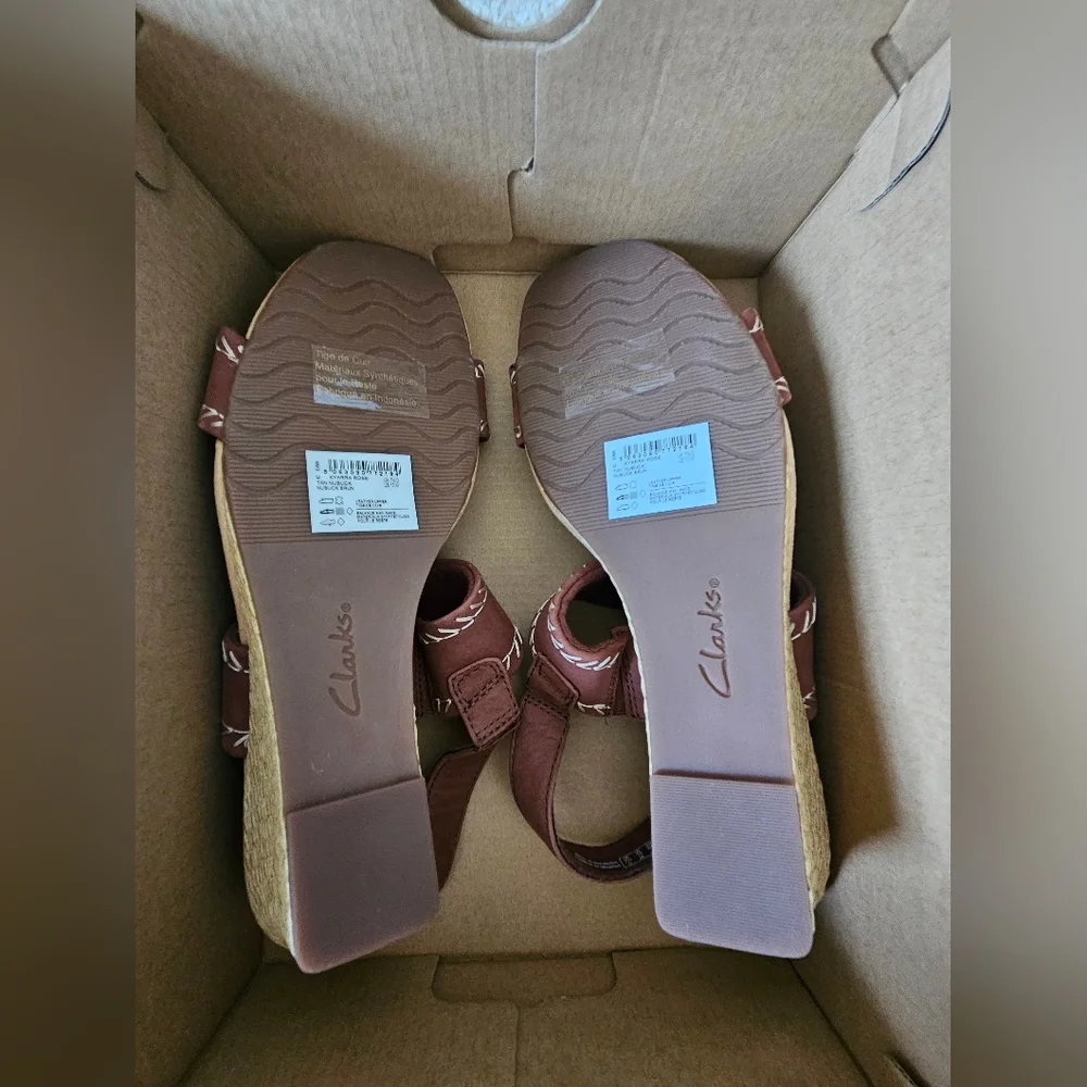 New In Box Clarks Collection Women's Kyarra Rose Nubuck Wedge Sandal Tan Sz 10